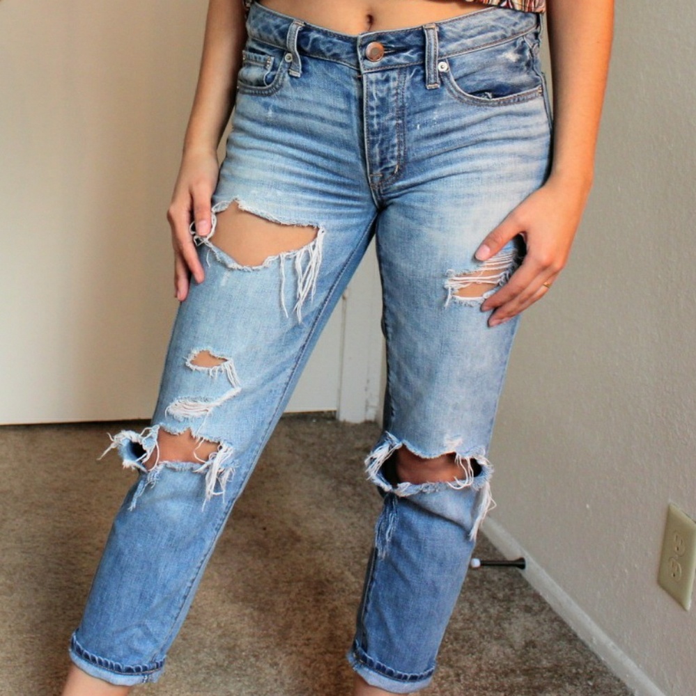 American Eagle Distressed denim boy crop Jeans